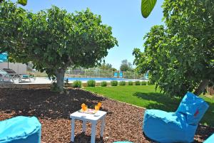 dos sillas azules y una mesa en un patio en Villa Zanzibar by Algarve Vacation, en Olhos de Água