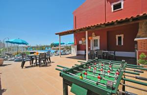 una mesa de billar con bolas encima en un patio en Villa Zanzibar by Algarve Vacation, en Olhos de Água
