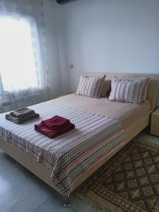 ein Bett mit zwei Handtüchern darauf in einem Schlafzimmer in der Unterkunft Harmony Appartement 12 in Tunis