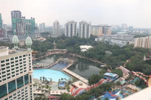 einen Luftblick auf eine Stadt mit einem Pool in der Unterkunft Raintree home Resort Suites At Bander Sunway Pyramid Hotel Tower in Petaling Jaya