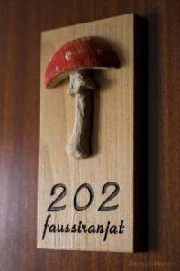 a wooden sign with a mushroom on it at Hotel Saueth in Tredós