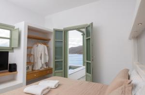 una camera con letto e vista sull'oceano di Theasis Suites ad Amorgo