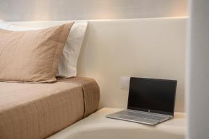 Posteľ alebo postele v izbe v ubytovaní Theasis Suites