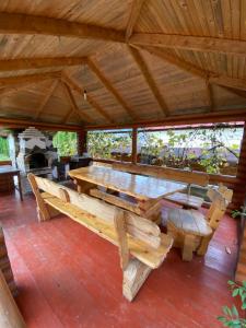 einem großen Holztisch in einem Pavillon in der Unterkunft Садиба Вежа in Werchowyna