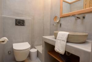 Kúpeľňa v ubytovaní Theasis Suites