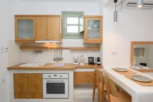 Kuchyňa alebo kuchynka v ubytovaní Theasis Suites