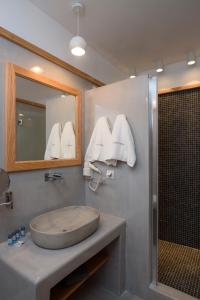 Kúpeľňa v ubytovaní Theasis Suites