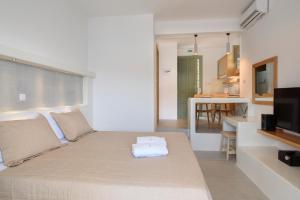 Posteľ alebo postele v izbe v ubytovaní Theasis Suites + 37 fotografií