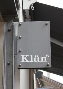 ein Schild für einen K-Club an der Seite eines Gebäudes in der Unterkunft Ferienwohnung KLÜN's in Jever
