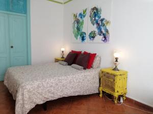 1 dormitorio con cama y mesita de noche amarilla en The Portuguese Element en Faro