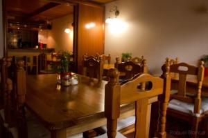 tavolo da pranzo con sedie e tavolo in legno di Hotel Saueth a Tredós Altre 37 foto