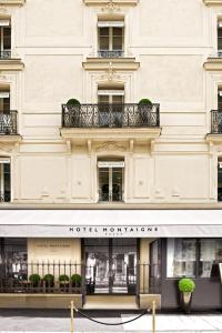 un bâtiment avec un panneau d'un praticien de l'hôtel dans l'établissement Hotel Montaigne, à Paris