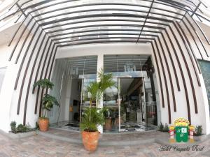 un edificio de cristal con palmeras delante de él en Hotel Caquetá Real HSC, en Florencia