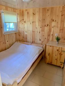 Łabędź I Domki nad jeziorem客房内的一张或多张床位