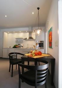 - une cuisine avec une table avec des fruits et des légumes dans l'établissement Ferienwohnung KLÜN's, à Jever