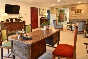 奧倫塞的住宿－Gandarela Turismo Rural，客厅配有木桌和椅子