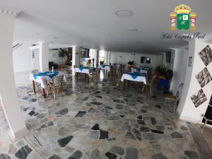 un restaurante con mesas y sillas en un suelo de piedra en Hotel Caquetá Real HSC, en Florencia