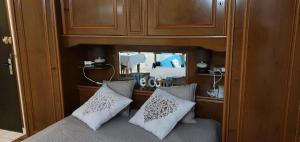 - une chambre avec un lit et un grand miroir dans l'établissement Location Royan aperçu mer wifi, à Royan