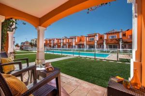 een uitzicht vanaf de patio van een villa met een zwembad bij Villa Lux - 5O in Luz de Tavira