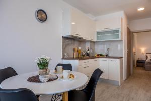 Kuchyňa alebo kuchynka v ubytovaní Apartmani Irena&Miro Brela