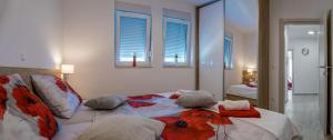 Posteľ alebo postele v izbe v ubytovaní Apartmani Irena&Miro Brela