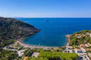 z powietrza widok na plażę i ocean w obiekcie Vistamare La Fonte w mieście Nisporto