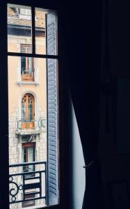 una ventana con vistas a un edificio en L’Appartement des Glières Annecy centre en Annecy