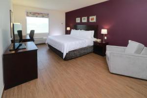 une chambre d'hôtel avec un lit et un canapé dans l'établissement Holiday Inn Reynosa Industrial Poniente, an IHG Hotel, à Reynosa