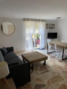 TV a/nebo společenská místnost v ubytování Au Gre Du Sud + 37 fotografií