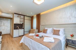 a hotel room with a bed and a kitchen at Luxury Apartments Queen in Petrovac na Moru