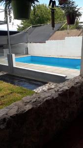 una piscina frente a una casa en Doña Aida en Mina Clavero