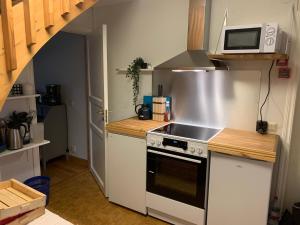Кухня или мини-кухня в Sea Side Cabin
