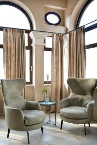 - un salon avec deux chaises et une table dans l'établissement Dimora Fortebraccio, à LʼAquila