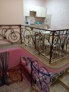 escalera con barandilla de hierro en la cocina en Двухярусная квартира в центре Мукачева, улица Мира, en Mukácheve