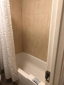 A bathroom at Hwy 59 Motel Laredo Medical Center
