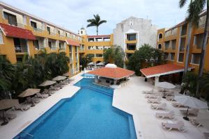 Výhľad na bazén v ubytovaní Adhara Hacienda Cancun alebo v jeho blízkosti