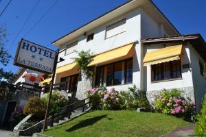 a hotel with a sign in front of a building at Hotel La Terraza in Villa Gesell