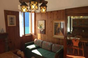Ein Sitzbereich in der Unterkunft Nel set di piccolo mondo antico Villa Viola