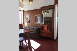 Ein Sitzbereich in der Unterkunft Nel set di piccolo mondo antico Villa Viola