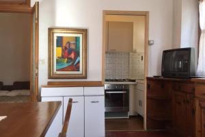 Küche/Küchenzeile in der Unterkunft Nel set di piccolo mondo antico Villa Viola