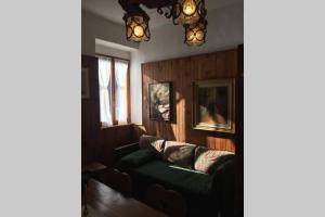 Ein Sitzbereich in der Unterkunft Nel set di piccolo mondo antico Villa Viola