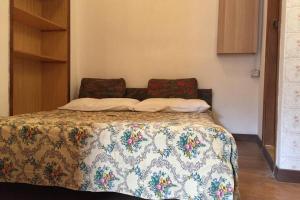 ein Bett in einem Zimmer mit einer Decke darauf in der Unterkunft Nel set di piccolo mondo antico Villa Viola in Valsolda