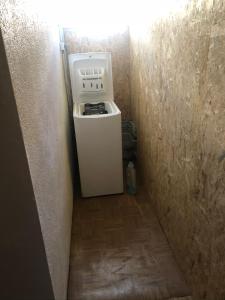 een kleine hal met een witte koelkast in een kamer bij Maison campagne au col du festre in Le Dévoluy