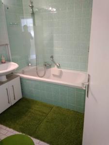 een badkamer met een ligbad en een wastafel bij Maja in Füssen