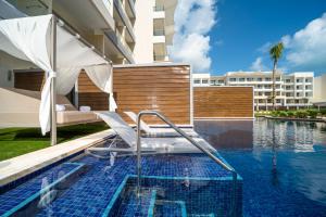 Bazén v ubytování Planet Hollywood Cancun, An Autograph Collection All-Inclusive Resort nebo v jeho okolí + 37 fotografií