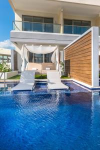 Bazén v ubytování Planet Hollywood Cancun, An Autograph Collection All-Inclusive Resort nebo v jeho okolí