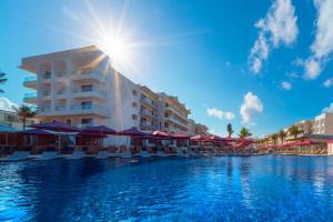 Bazén v ubytování Planet Hollywood Cancun, An Autograph Collection All-Inclusive Resort nebo v jeho okolí