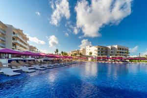 Bazén v ubytování Planet Hollywood Cancun, An Autograph Collection All-Inclusive Resort nebo v jeho okolí