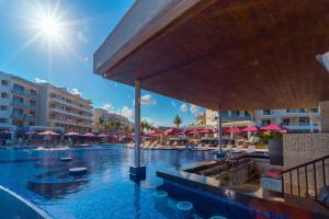Bazén v ubytování Planet Hollywood Cancun, An Autograph Collection All-Inclusive Resort nebo v jeho okolí