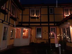 Haus Brigitte في باد لوتربرغ: منزل به باب أبيض ونوافذ في الليل